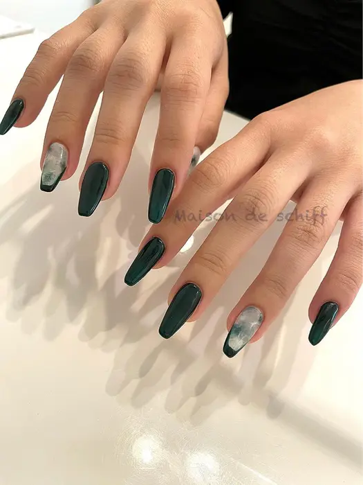 ダークグリーンワンカラー もやもや サイド深めフレンチ Maison De Schiff 所属 ネイリスト Manahaのネイル デザイン ミニモ