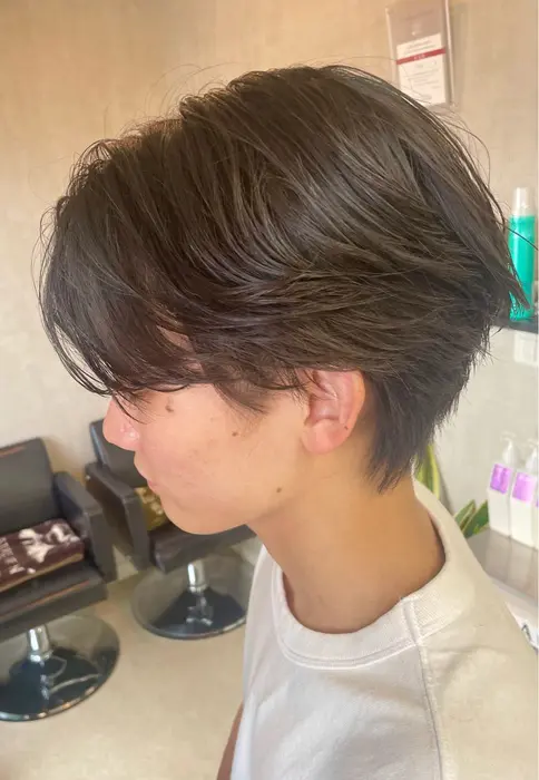 前髪は軽く目にかかる長さで、自然に流れるようにカットしています。サ?...