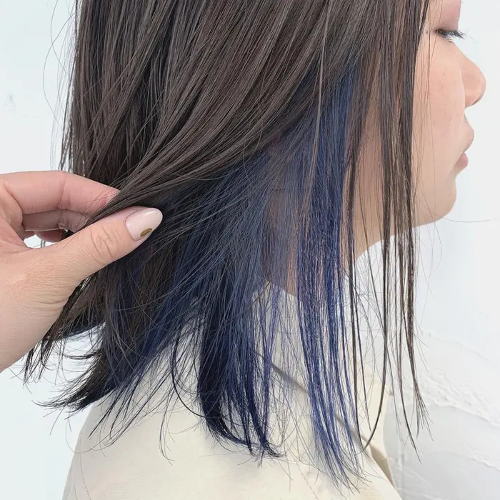 グレージュのベースにネイビーのインナーカラー Yuimarl所属 Maho ボブ ショート ハイトーンのヘアカタログ ミニモ