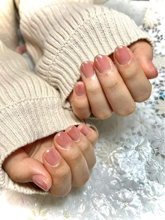 シンプル可愛いオフィスネイル 先端ミラーで可愛いを引き立ててます 可愛い 綺麗 儚げ Private Nailsalon It 所属 Nails It のネイルデザイン ミニモ