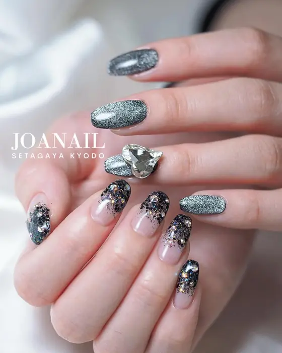 ブラック キラキラ アシメントリーnail ブラックでアシメントリーネイル ポイントの大きいハ Joanail ジョアネイル 所属 経堂ネイルサロン ジョアネイルのネイルデザイン ミニモ
