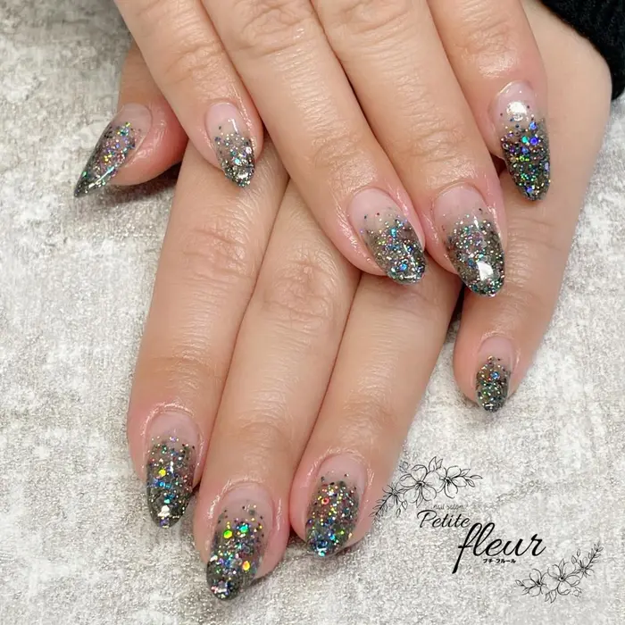 お客様ネイル クリアブラックをベースカラーに ラメがたくさん入っているジェル とても可愛いネイル Nailsalon Petitefleur所属 Petite Fleurのネイルデザイン ミニモ