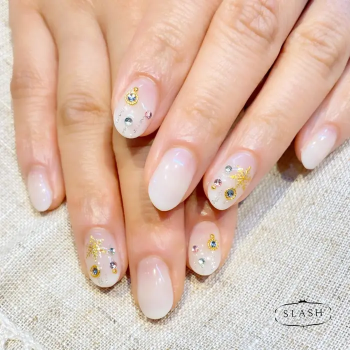 ホワイトグラデーションにオーナメントデザインで クリスマスにぴったりのデザインです Slash所属 Slash 月山のネイルデザイン ミニモ