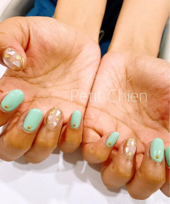夏にピッタリの クリア シェルネイルです 爽やかミントグリーンも相まって 涼しげな感じの仕上 Petitchien所属 Petitchien プティシアンのネイルデザイン ミニモ