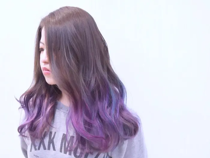アッシュブラウンをベースに 毛先にはバイオレット ブルー ピンクをランダムにon ミラクルヘアー所属 小岩 千夏のヘアカタログ ミニモ