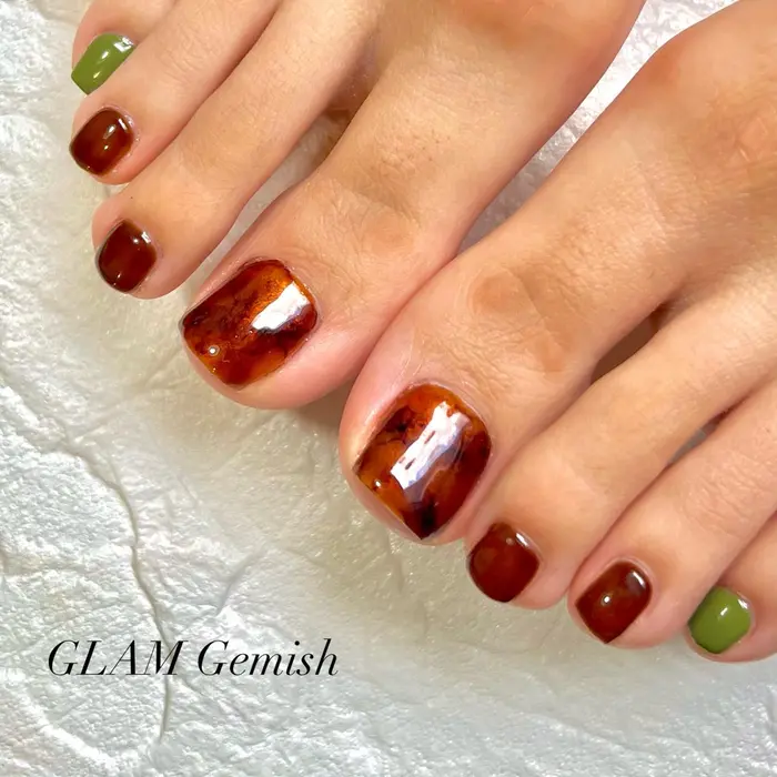 べっ甲とカーキで秋っぽく Glam Gemish所属 藤崎 恵梨香のネイルデザイン ミニモ