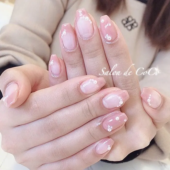 このパールの置き方は 雪が降ってるみたいで可愛い ジェル 8 690 Yen 美しさと品の良さは指先から伝わる Salon De Coco サロン ド ココ 所属 Salon De Cocoのネイルデザイン ミニモ このパールの置き方は 雪が降ってるみたいで可愛い ジェル 8 690 Yen 美しさと品の良さは指先から伝わる Salon De Coco サロン ド ココ 所属 Salon De Cocoのネイルデザイン ミニモ