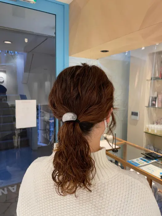 下ろすとコテ巻き風パーマ 結ぶだけで顔まわり 後れ毛が自然と出る女性には嬉しいスタイル 顔まわり Cyan 所属 加藤 空のヘアカタログ ミニモ