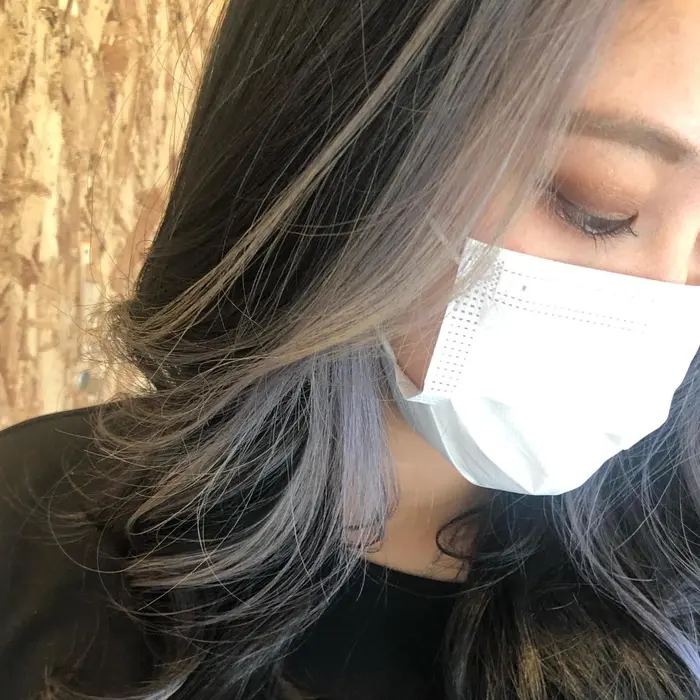 ホワイトグレー 坂場彩乃 さかばあやの プティパ 髪質改善 インナーカラー 縮毛矯正 イ Hair Design Petit Pas ヘアデザイン プティパ所属 坂場 彩乃のヘアカタログ ミニモ