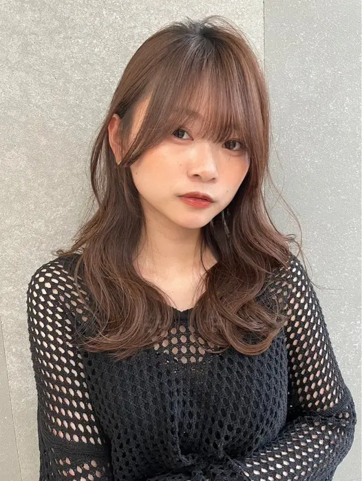 【ふんわり外巻きセミロングで大人可愛く】

トレンド感たっぷりの外巻?...