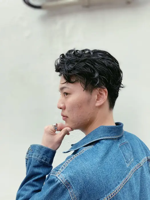 ビジネスシーンにもおすすめ サイトパートアップバングパーマ Quonheal谷町店所属 諌山 佳旦のヘアカタログ ミニモ