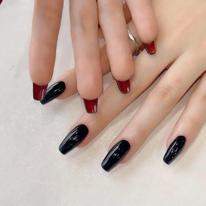 裏から見たら赤で表上は黒のスカルプ Nail Eyelash R Ebisu所属 𝐧𝐚𝐢 𝐑のネイルデザイン ミニモ