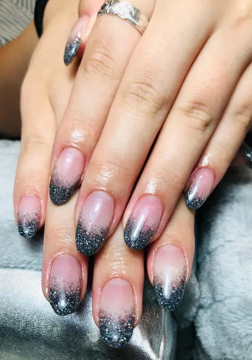 ワンカラー ラメグラデーション 黒 シルバー Salon De Tiara所属 Salon De Tiara Renのネイル デザイン ミニモ