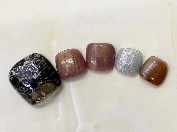 フット定額デザイン5980円 ホイルネイルと新色カラーを使いました 楽ネイルサロン所属 池袋店 Raku Nail Salonのネイル デザイン ミニモ