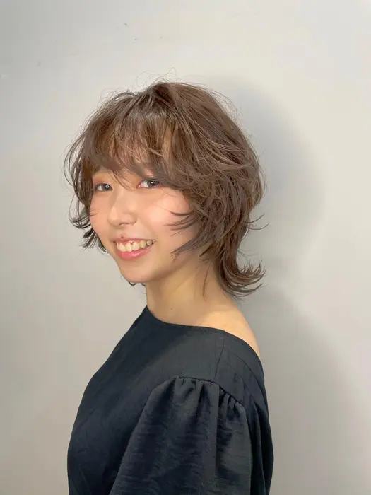 ウルフカット コテ巻 ナチュラルなウルフレイヤーでもコテで巻くとかわいい 巻かなくてもかわい Chlori所属 デザイナー 馬越智愛のヘアカタログ ミニモ