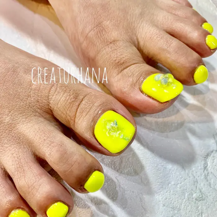 ネオンカラーのクリスタルストーンフットネイル Flower Nail Lily所属 辻 好美のネイルデザイン ミニモ