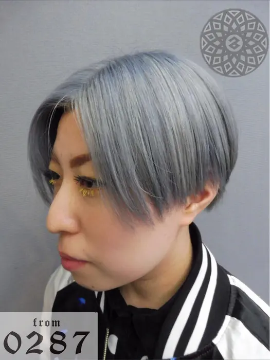 少しだけ青味のあるシルバーアッシュ グレー色のショートボブの前下がりスタイル From0287 ゼロニーハチナナ 所属 オーナー タカのヘアカタログ ミニモ