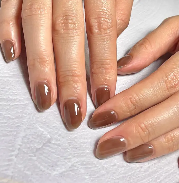 秋先取りのお洒落なシアーブラウン 9 Nail所属 9 Nine のネイルデザイン ミニモ