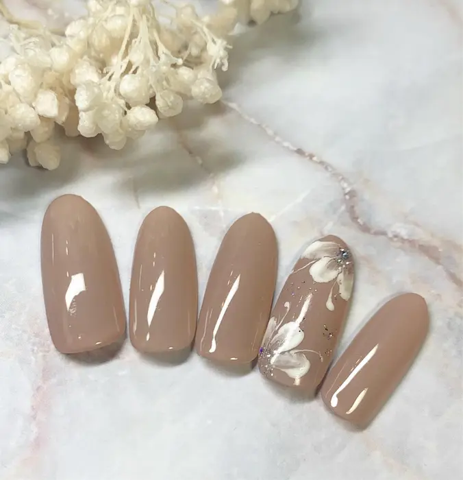 オフィスコース 薬指のお花がとっても可愛いデザインです ベースのカラー変更可能て Saconail Tokyo所属 Hina のネイル デザイン ミニモ