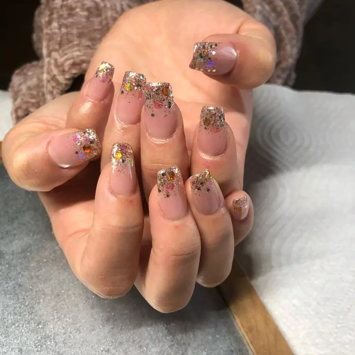 10本長さ出し プラス ラメグラ ベースはクリアではなく ピンクベージュシアカラーです クリアっ E V E所属 Mizuki Aのネイル デザイン ミニモ