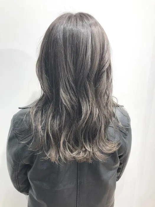 しっかりと赤やオレンジを消して透明感のあるシアーグレージュに 色落ちが気になる方もオススメです Freera所属 インナーカラー 上石紘也 のヘアカタログ ミニモ