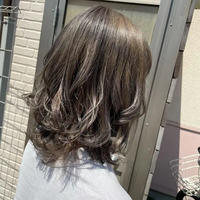 くびれのあるヘアスタイルに カラーは グレージュ系で落ち着いたお色味に Figaro Re所属 菅野 美月のヘア カタログ ミニモ
