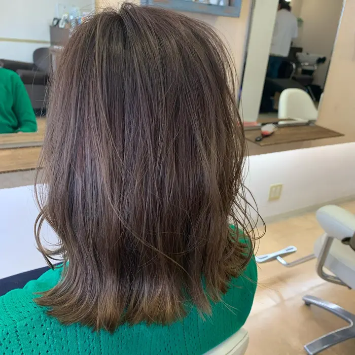 ロングスタイルから切りっぱなしのミディアムヘアへ ピンクとモノトーンでつくる外国人風のグラデーショ Lac所属 女性専門はせがわ さとみのヘアカタログ ミニモ