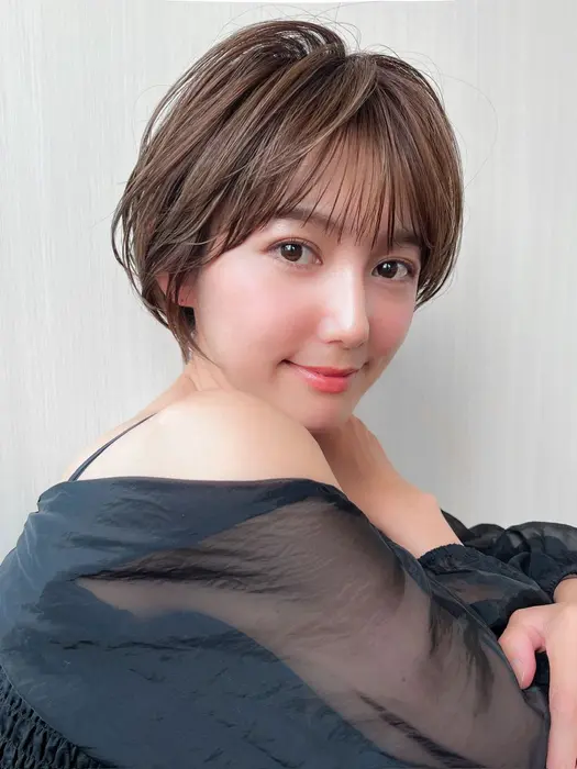 女性らしさと可愛らしさを最大限に引き出すヘアスタイル、丸みショート?...