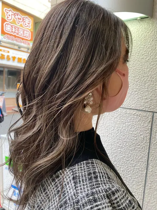 ナチュラルなアッシュベージュ 暗めに色を入れると色もちはもちろん 色落ちの透明感がさらに増すの Neolive East所属 外国人風カラー フクサワセナのヘアカタログ ミニモ