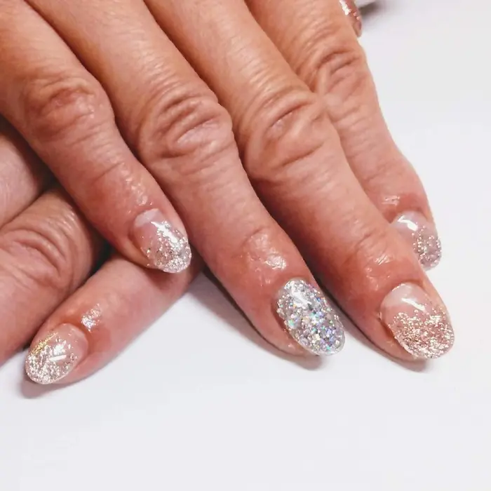 ラメグラデーションカラー追加 ホログラムがキラキラで可愛いです ティーズネイル所属 T S Nail ティーズネイルのネイルデザイン ミニモ
