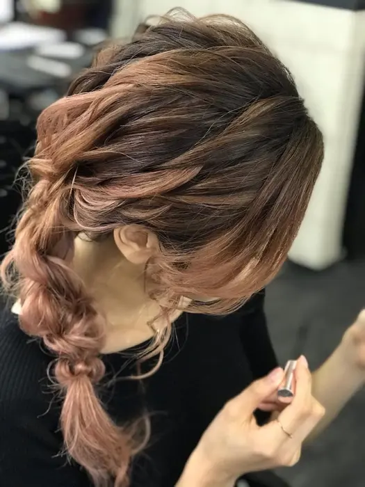 シールエクステが80本ついてますが シール部分がなるべく目立たないようにしています ヘアメイクサロン レヴィール所属 Revier Shinjiのヘア カタログ ミニモ