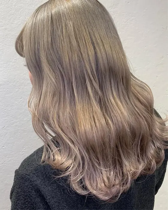 ホワイトベージュ 色落ちキレイなヘアカラー ミルクティー最強にモテる説 ビンクベージュ Zina 梅田所属 マツイ イッキのヘアカタログ ミニモ