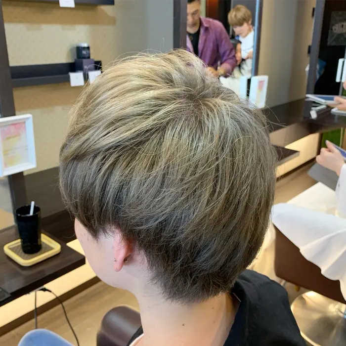 ブリーチをして明るめのグレージュ系カラーでオンカラーしました Swordlief Hair Spa所属 飯田 智也のヘアカタログ ミニモ