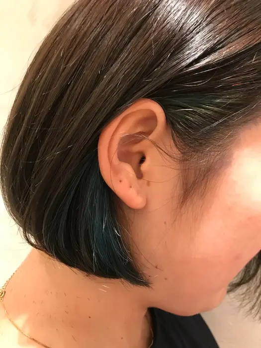 もみあげ部分だけ抜いてクリアブルーをのせてイヤリングカラーに Ciel所属 Topstylist 久光翔平のヘアカタログ ミニモ