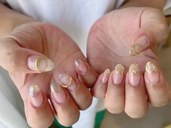 クリアベースのニュアンスネイル𓍯 La Feuille所属 Horiuchi Makiのネイルデザイン ミニモ