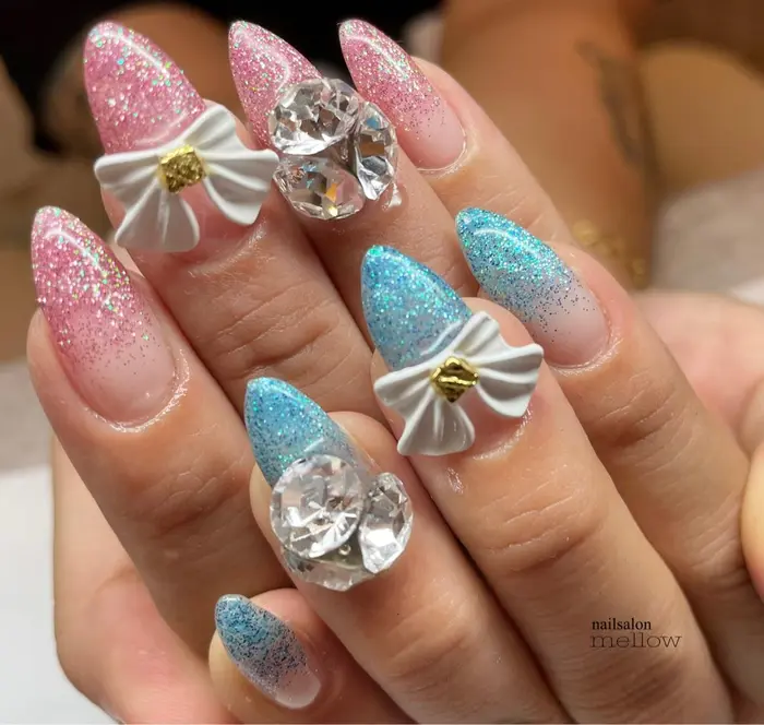 ピンクとブルーの ラメグラデーション パーツは別途料金です Nailsalon Mellow所属 大山 浩美のネイル デザイン ミニモ