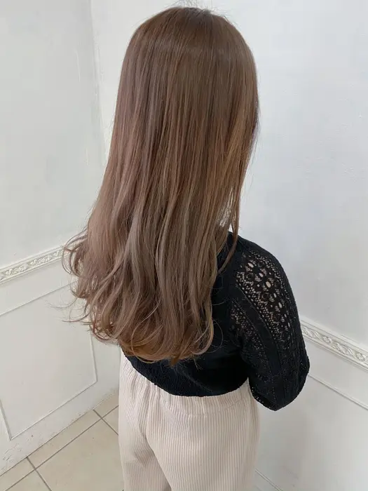 1 2回ブリーチベースにピンクを少し混ぜたミルクティーカラーです ミルクティーカラー ミルク Feuille Copain所属 佐々木 綾 のヘアカタログ ミニモ