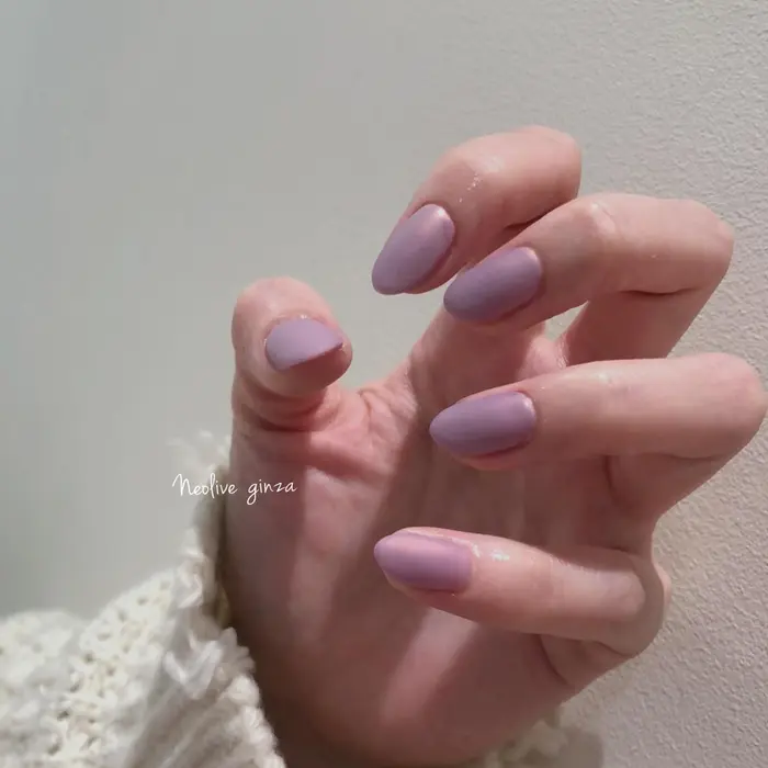 ワンカラーにピンクオーロラパウダーでマットに Neolive Ginza所属 定元 公香のネイルデザイン ミニモ