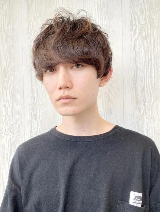 ドライマッシュ 前髪を目の上ギリギリで もったりと流れるようにカットし 色気と雰囲気をプラス Peg Hair所属 イヤリングカラー Takahiroのヘアカタログ ミニモ ドライマッシュ 前髪を目の上ギリギリで もったりと流れるようにカットし 色気と雰囲気をプラス Peg Hair所属 イヤリングカラー Takahiroのヘアカタログ ミニモ