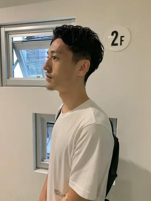 くせ毛風パーマ くせ毛風パーマ センターパート 刈り上げ ツーブロック ナチュラルフ Absolute所属 刈り上げツーブロック Namiのヘアカタログ ミニモ