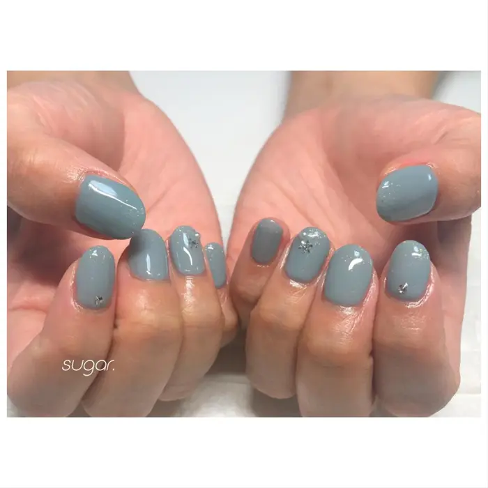シアーブルーグレーに シュガーパウダーアレンジです シュガープラムス ネイル所属 Sugarplums Hirotaのネイル デザイン ミニモ