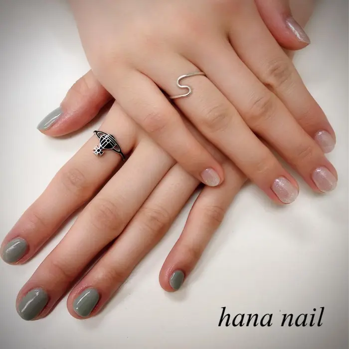 春っぽいグリーンと透け感あるラメホワイトのワンカラー アシメントリーがまた可愛いです ワンカ ネイルスタジオ道玄坂所属 Hana Nailのネイル デザイン ミニモ