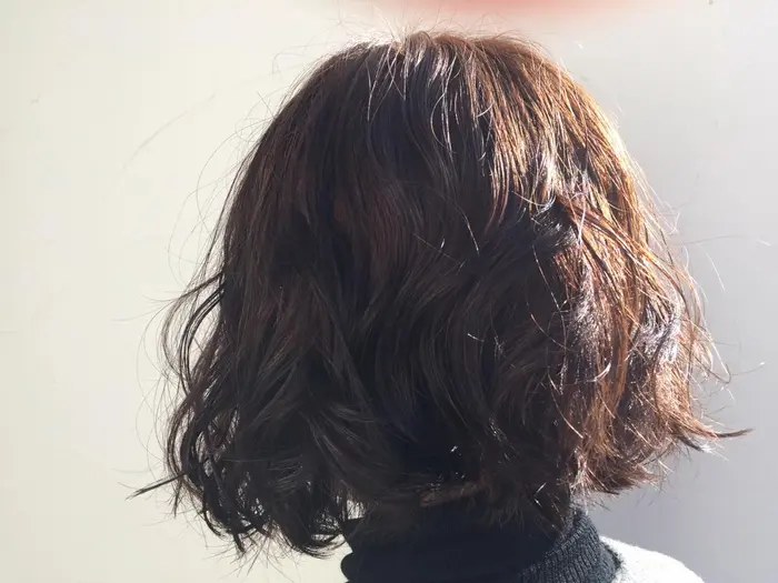 根本から大きめのカールをかけて手入れの楽なパーマスタイルに 抜け感のあるパーマデザインなので自然乾 Cyan 所属 蔵谷 友則のヘアカタログ ミニモ