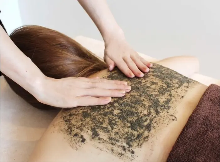 大人気背中ボディハーブピーリング Amelieハーブピーリングのボディ版 気に Amelie所属 松井 ゆかりのエステ リラクカタログ ミニモ