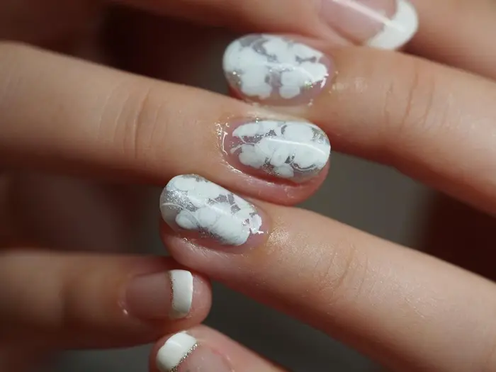 来週結婚式にご参列されるそうです 華やかですが上品に仕上がりました ネイルcheerb所属 ネイリスト Ogawaのネイル デザイン ミニモ