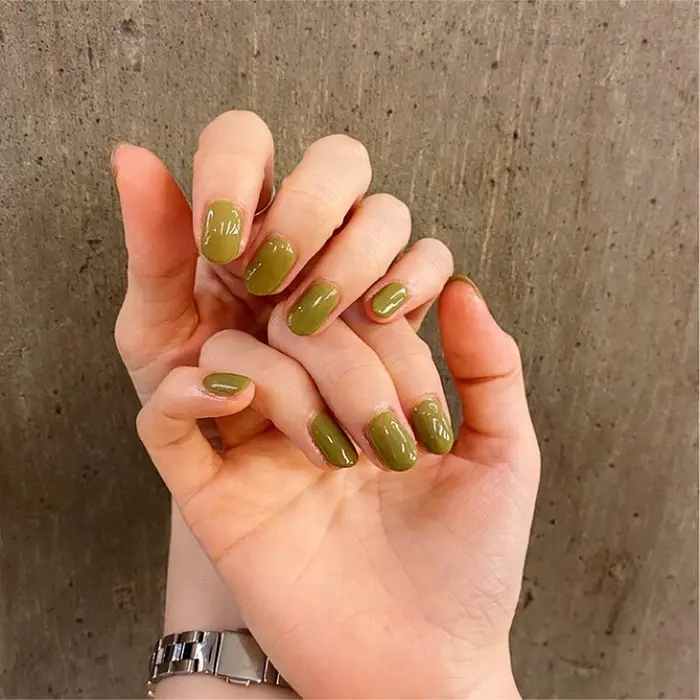 ワンカラー カーキ色 Go Today所属 Nail Chisakoのネイルデザイン ミニモ