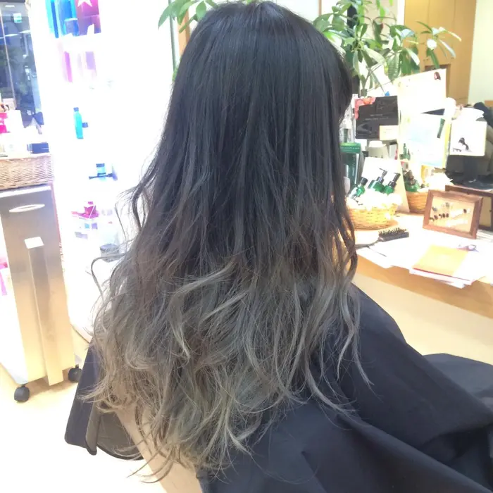 毛先のみブリーチ二回でグレーのグラデーションカラー 募集内容 人気ｎｏ 1外国人風アッシュカラー Monan所属 入蔵 賢一郎のヘアカタログ ミニモ