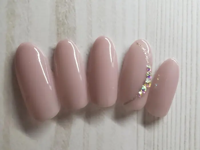 綺麗目ワンカラーにシンプルなアートで上品に ネイルルーム Fata所属 Maki のネイルデザイン ミニモ