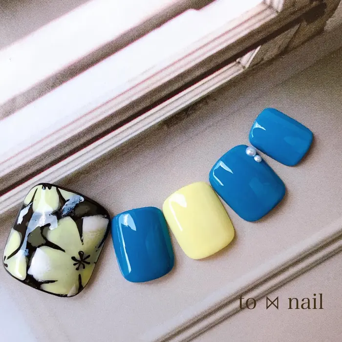 お花フットネイル 足元明るくなります 三田市ネイルサロン 三田市ネイル 三田市自宅ネイ To Nail所属 安藤 智子のネイル デザイン ミニモ