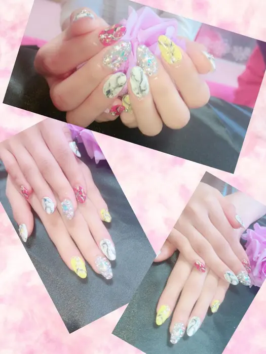 スカルプキラキラ夏ピンク黄色大理石ネイル とても気に入ってくれました ｋ ａn Kizuna所属 ｋ ａn Kizunaのマツエクデザイン ミニモ